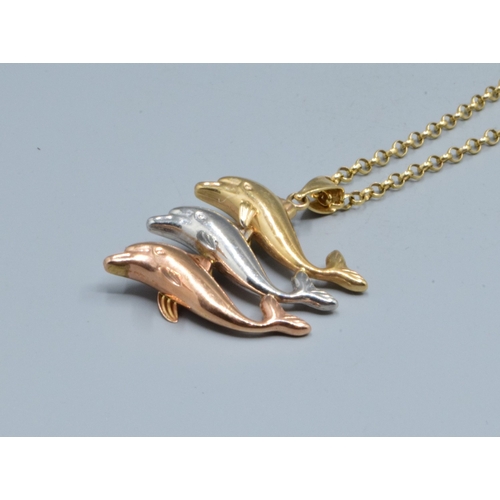 212 - 9ct gold triple colour Dolphin pendant necklace held on a 9ct gold belcher neck chain of 44cm long, ... 