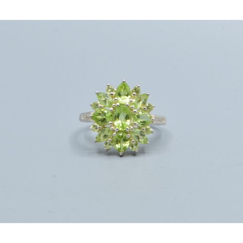 173 - 925 silver ladies enhanced Peridot star burst statement ring the head being18mm diameter size O