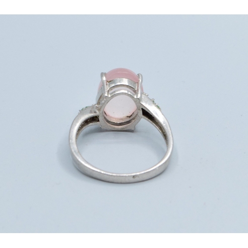 194 - 925 silver ladies cabochon Rose Quarts dress ring with green gem stone decoration (note 1 small ston... 