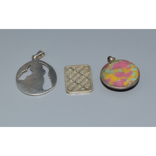 118 - Silver items to include a Pandora style bracelet. Silver agate pendant, a howling wolf silver pendan... 