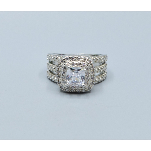 161 - Glitzy white gem stone 925 silver ring size M