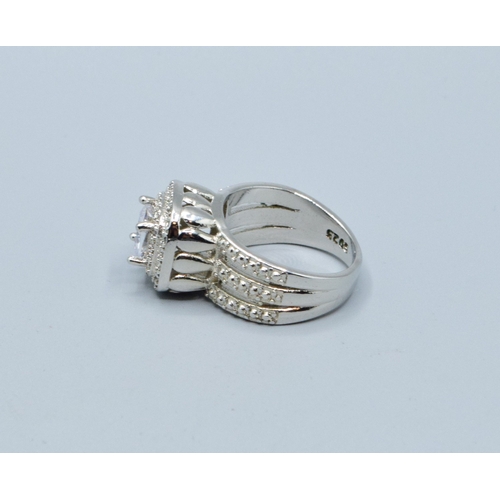 161 - Glitzy white gem stone 925 silver ring size M