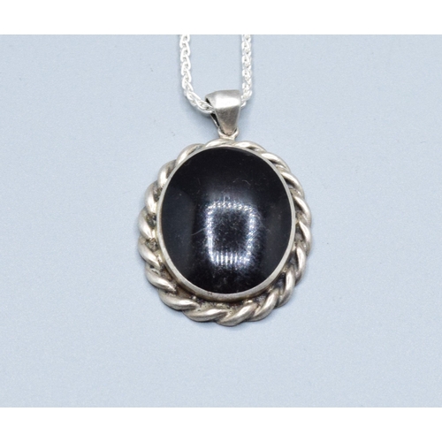45 - 925 silver vintage Agate pendant with scroll surrounds on a new 925 silver neck chain 46cm long&nbsp... 