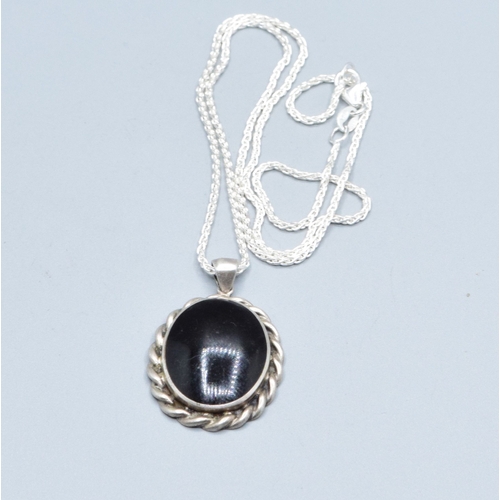 45 - 925 silver vintage Agate pendant with scroll surrounds on a new 925 silver neck chain 46cm long&nbsp... 