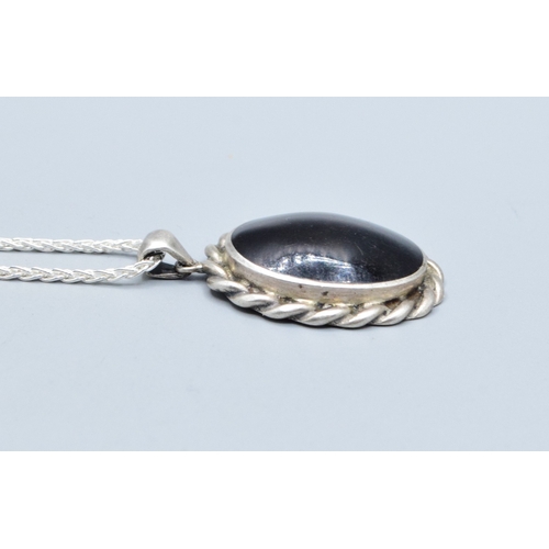 45 - 925 silver vintage Agate pendant with scroll surrounds on a new 925 silver neck chain 46cm long&nbsp... 
