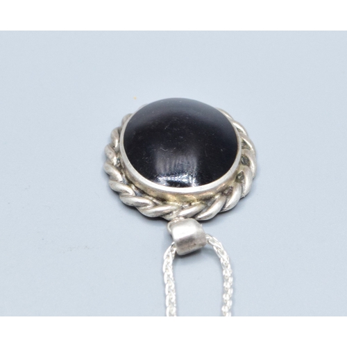45 - 925 silver vintage Agate pendant with scroll surrounds on a new 925 silver neck chain 46cm long&nbsp... 