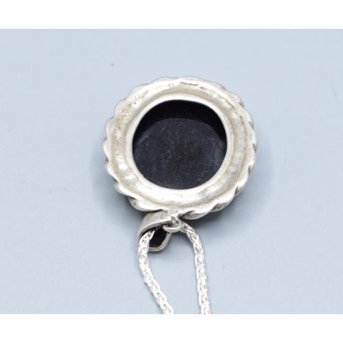 45 - 925 silver vintage Agate pendant with scroll surrounds on a new 925 silver neck chain 46cm long&nbsp... 