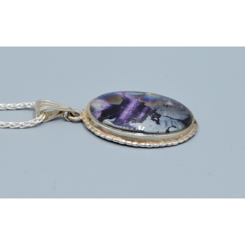 219 - 925 silver polished Amethyst effect pendant necklace on a new 925 silver neck chain&nbsp;