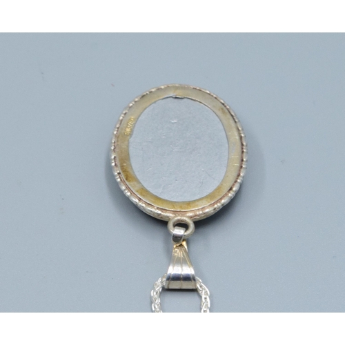 219 - 925 silver polished Amethyst effect pendant necklace on a new 925 silver neck chain&nbsp;