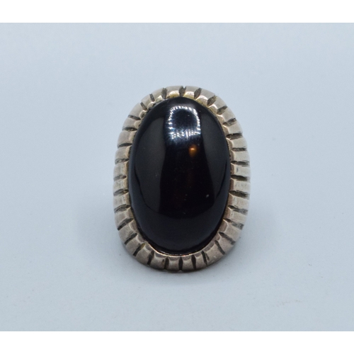 293 - Substantial heavy 925 silver gents Onyx signet ring in a fully enclosed design size M