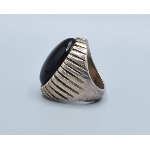 293 - Substantial heavy 925 silver gents Onyx signet ring in a fully enclosed design size M