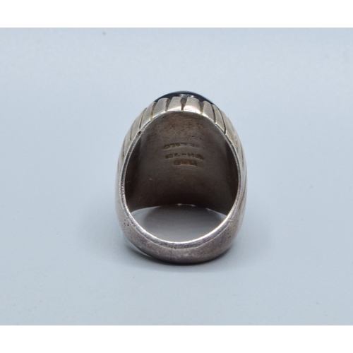 293 - Substantial heavy 925 silver gents Onyx signet ring in a fully enclosed design size M