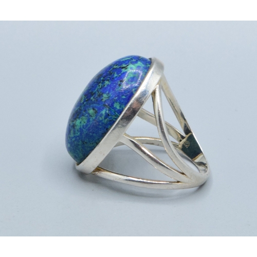 310 - 925 silver ladies oval design Azurite agate dress ring with a large polished central stone measuring... 