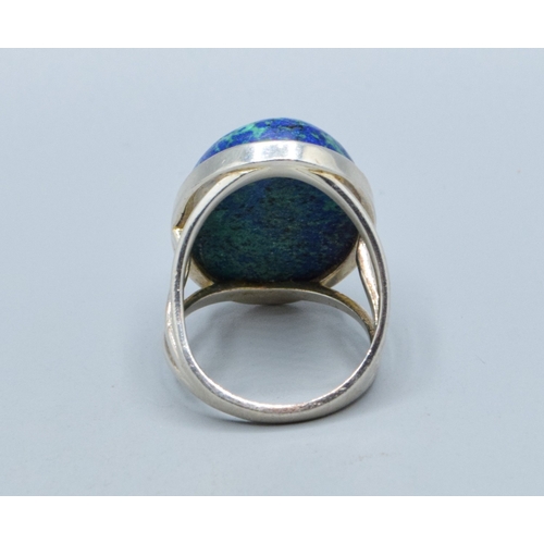310 - 925 silver ladies oval design Azurite agate dress ring with a large polished central stone measuring... 