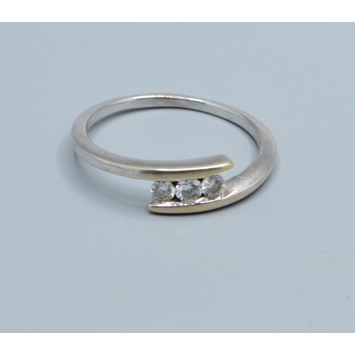 340 - 18ct gold white ladies 3 stone Diamond split twist design ring with a Diamond value of 0.25cts hallm... 