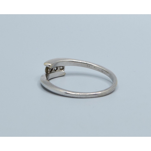 340 - 18ct gold white ladies 3 stone Diamond split twist design ring with a Diamond value of 0.25cts hallm... 
