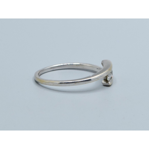 340 - 18ct gold white ladies 3 stone Diamond split twist design ring with a Diamond value of 0.25cts hallm... 
