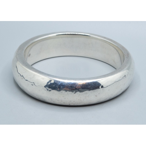 307 - 925 silver ladies solid bangle with planished exterior design 6.5cm internal diameter 1.8cm tall, 0.... 