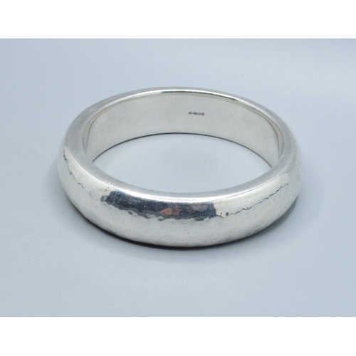 307 - 925 silver ladies solid bangle with planished exterior design 6.5cm internal diameter 1.8cm tall, 0.... 