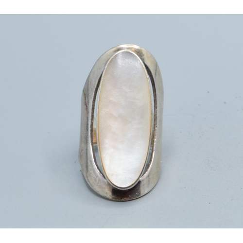 250 - 925 silver ladies full finger Mother of Pearl dress ring with a centre stone 3.0cm held in an enclos... 