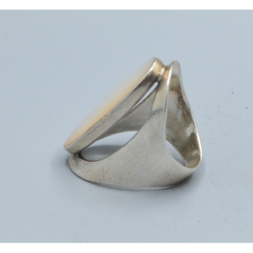 250 - 925 silver ladies full finger Mother of Pearl dress ring with a centre stone 3.0cm held in an enclos... 