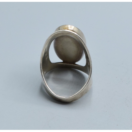 250 - 925 silver ladies full finger Mother of Pearl dress ring with a centre stone 3.0cm held in an enclos... 