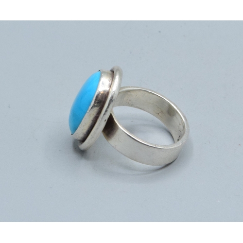 311 - 925 silver ladies vintage oval Turquoise single stone ring held in an enclosed design size N