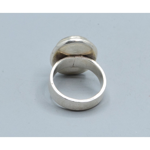 311 - 925 silver ladies vintage oval Turquoise single stone ring held in an enclosed design size N