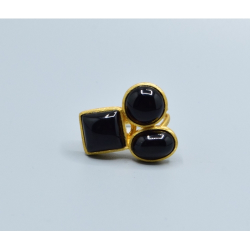 760 - 925 silver/gold ladies contemporary design cabochon round, square and oval black agate ring size M