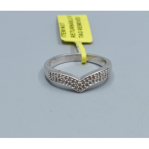 758 - New with Tag 925 silver ladies accent Diamond Chevron design ring size Q