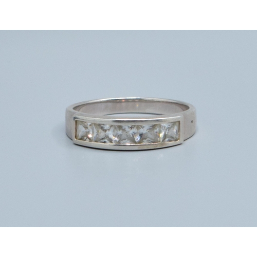 843 - 925 silver ladies 5 stone channel set bar ring size R