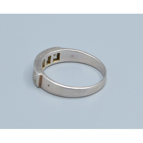 843 - 925 silver ladies 5 stone channel set bar ring size R