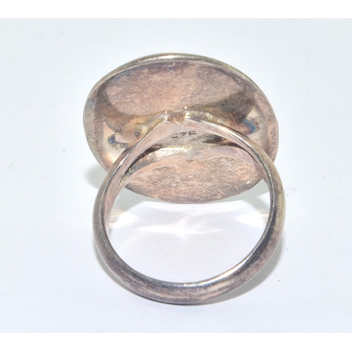 820 - 925 silver large oval white stone with centre twist design held in an enclosed setting size M