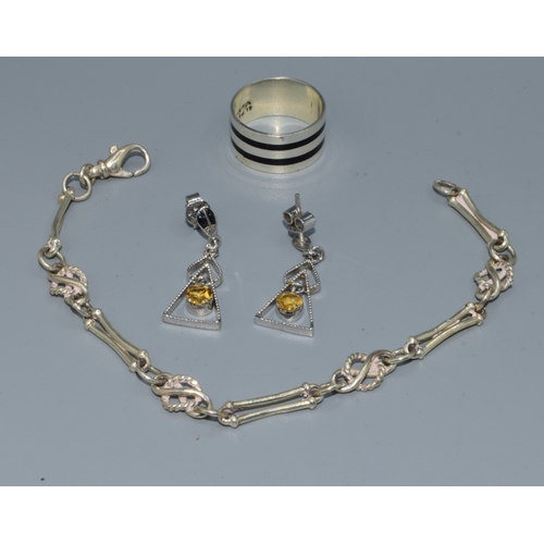 762 - 925 silver fancy link bracelet 19cm long together a pair of drop earrings and a ring
