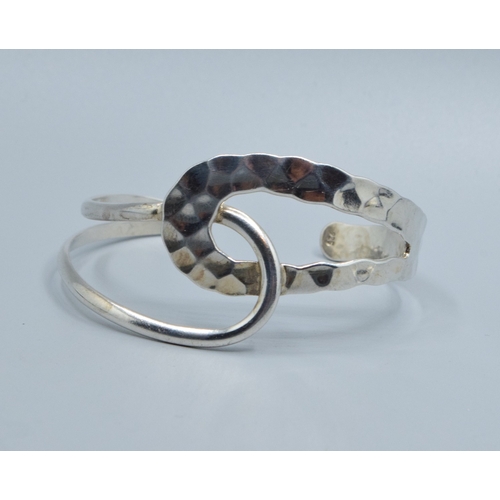 812 - 925 silver open double twist bangle with one side planished the other plain, 6cm internal diameter 3... 