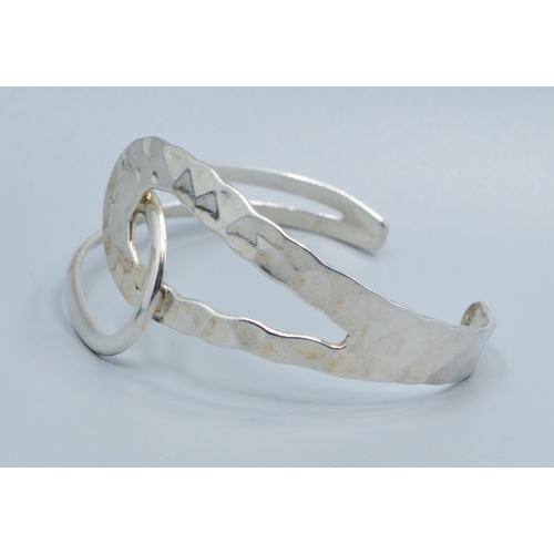 812 - 925 silver open double twist bangle with one side planished the other plain, 6cm internal diameter 3... 