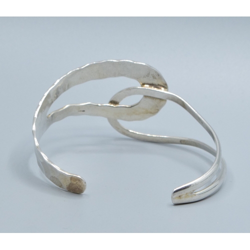 812 - 925 silver open double twist bangle with one side planished the other plain, 6cm internal diameter 3... 