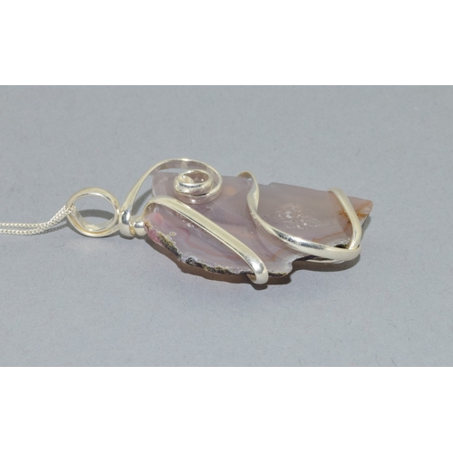 809 - Silver polished Agate pendant necklace on a 925 silver chain