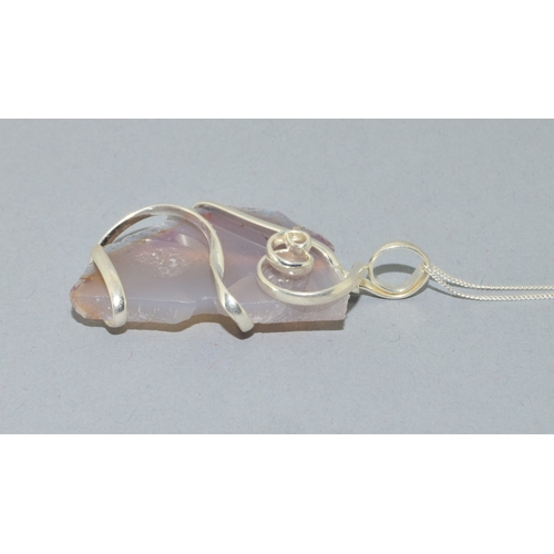 809 - Silver polished Agate pendant necklace on a 925 silver chain