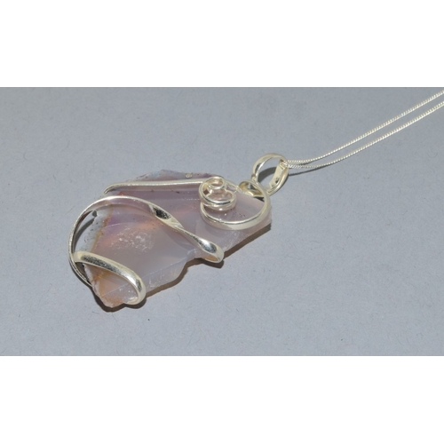 809 - Silver polished Agate pendant necklace on a 925 silver chain