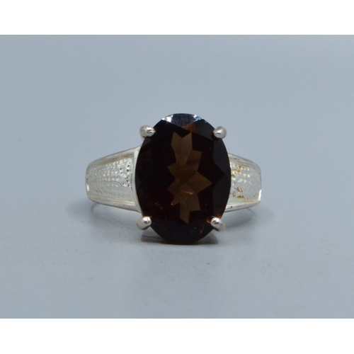 821 - Good size 925 silver oval quarts signet ring with bark decoration to the shoulders the central stone... 