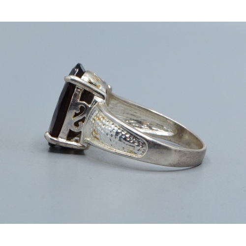 821 - Good size 925 silver oval quarts signet ring with bark decoration to the shoulders the central stone... 