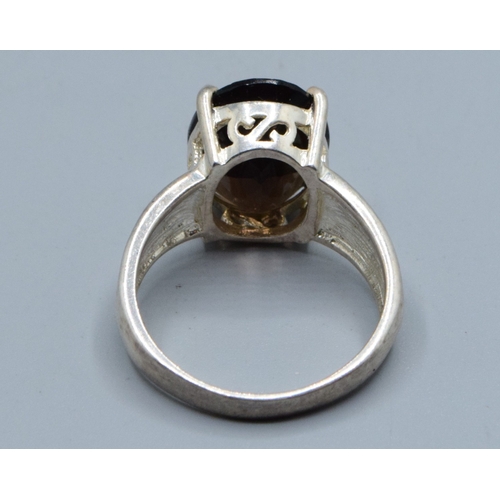 821 - Good size 925 silver oval quarts signet ring with bark decoration to the shoulders the central stone... 