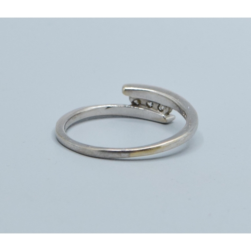 518 - 18ct gold white ladies 3 stone Diamond split twist design ring with a Diamond value of 0.25cts hallm... 