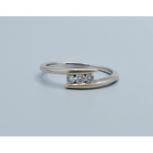 518 - 18ct gold white ladies 3 stone Diamond split twist design ring with a Diamond value of 0.25cts hallm... 