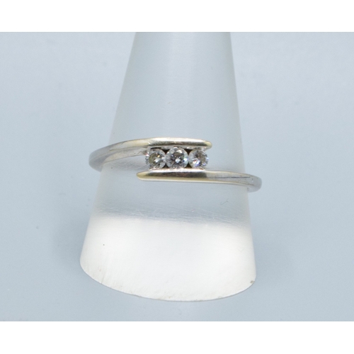 518 - 18ct gold white ladies 3 stone Diamond split twist design ring with a Diamond value of 0.25cts hallm... 