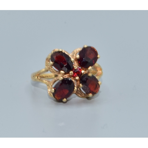 550 - 9ct gold ladies heavy vintage 4 leaf clover design Garnet cocktail ring in a claw open work setting ... 