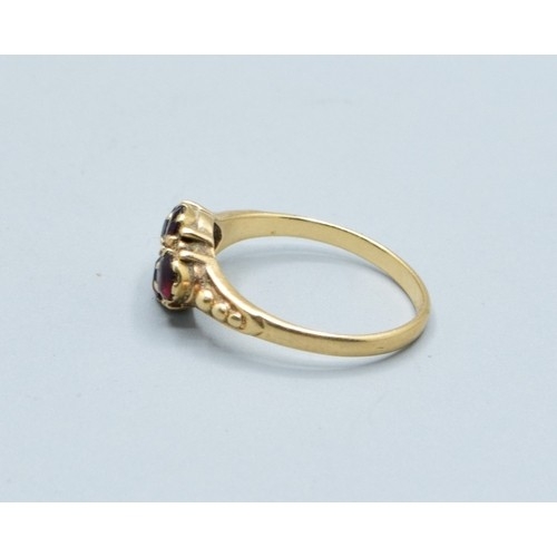 530 - Vintage ladies 9ct gold quadruple Garnet dress ring size N, 2.4grams