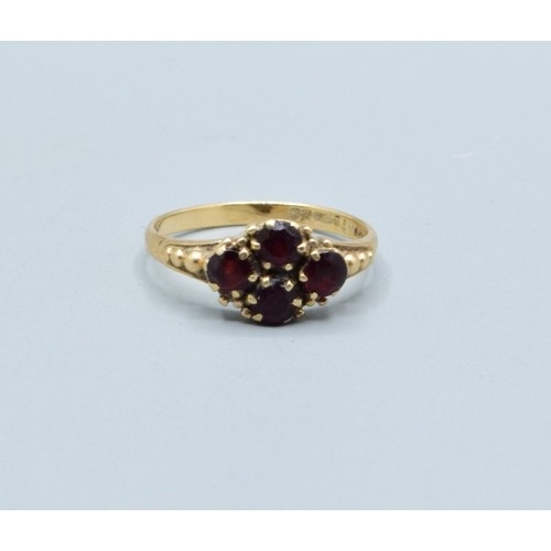 530 - Vintage ladies 9ct gold quadruple Garnet dress ring size N, 2.4grams