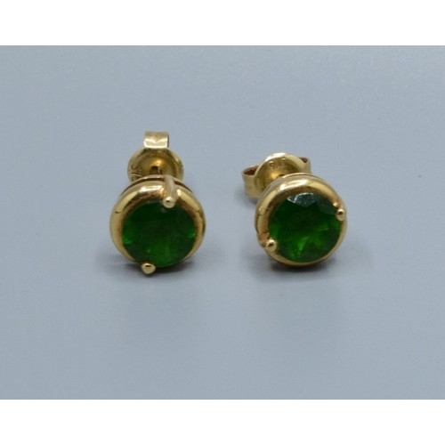 525 - 9ct gold Diopside stud earrings held in an enclosed claw setting 7mm diameter
